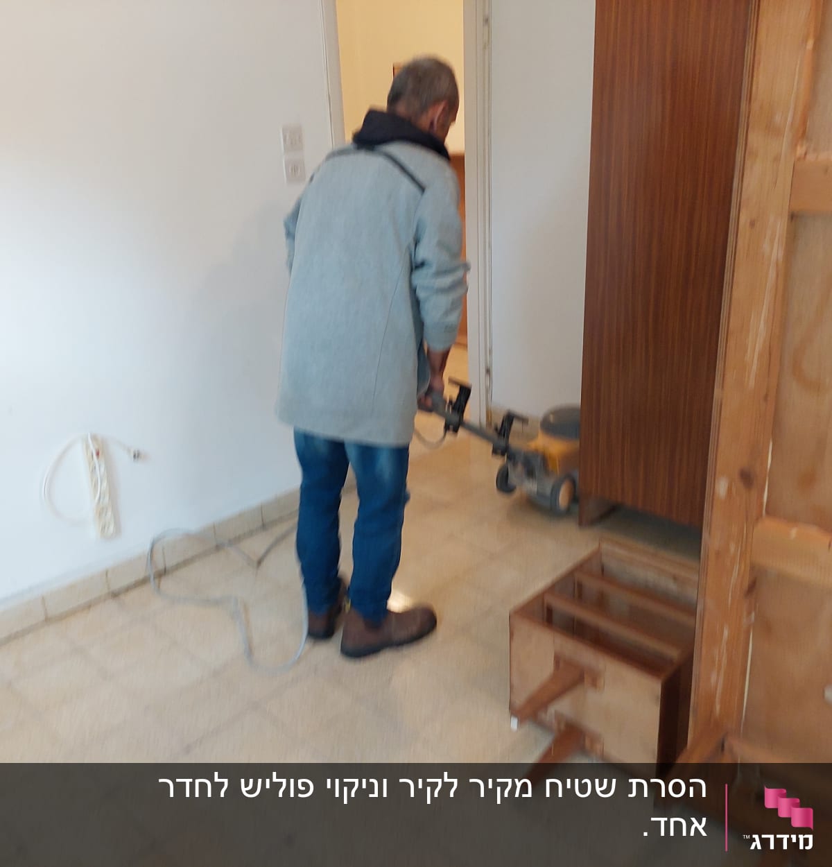 אדם מנקה רצפה עם מכונת פוליש חשמלית